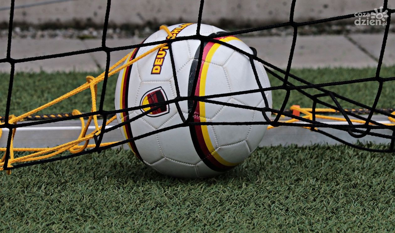 Dlaczego warto zaopatrzyć się w odzież sportową w profesjonalnym sklepie piłkarskim?