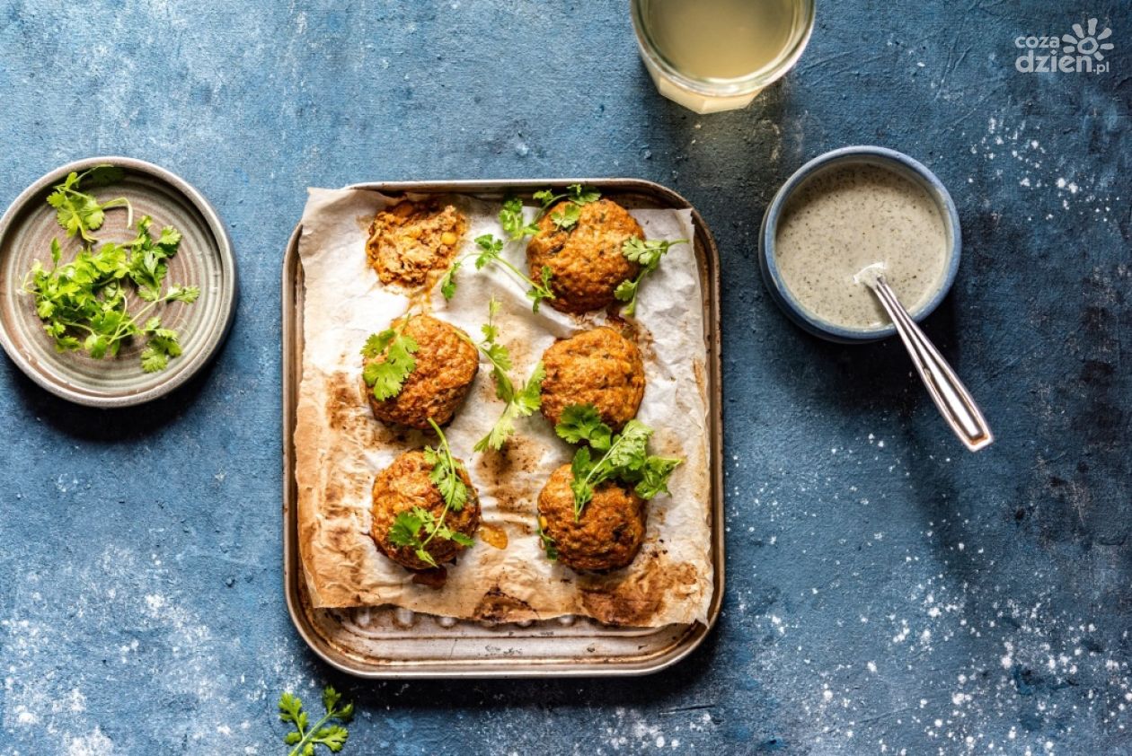Pieczone kotleciki z mięsem, kaszą jaglaną i pastą tahini 