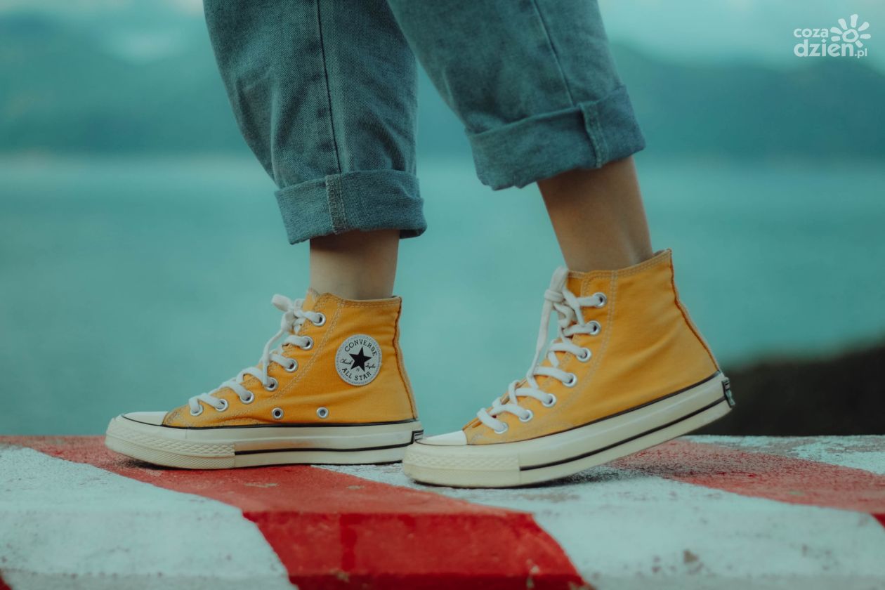 Do czego nosić damskie wysokie trampki za kostkę?