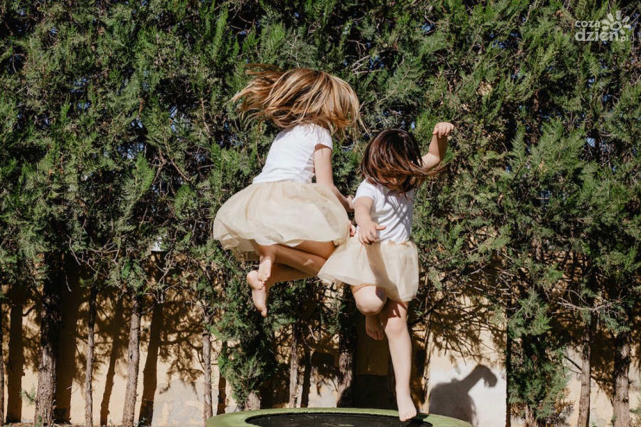 Sezon na trampoliny ogrodowe rozpoczęty! Sprawdź, jakie akcesoria dokupić