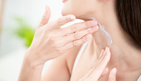 Krem z filtrem po sezonie. Czy nadal powinnaś go używać?