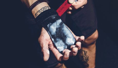Początki z crossfitem. W jakie akcesoria warto się zaopatrzyć, by podnieść komfort treningu?