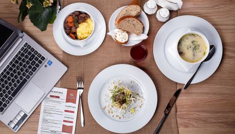 Zdrowe podjadanie w pracy. 3 praktyczne wskazówki dietetyka