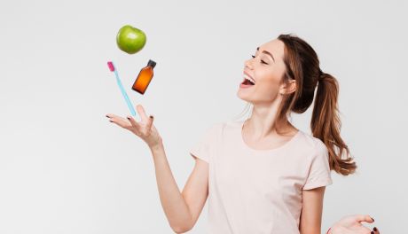 Uwaga na ocet jabłkowy! Ten fit produkt może zaszkodzić zębom