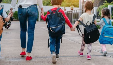 Jakie buty do szkoły? Lekarz ortopeda odradza sznurówki