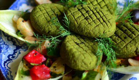 Hummus z ćwikłą i zielone kotleciki z jarmużu z dodatkiem superfoods