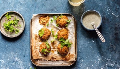Pieczone kotleciki z mięsem, kaszą jaglaną i pastą tahini 