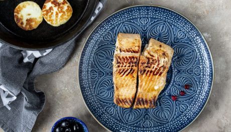 Grillowany łosoś z grillowanym serem i sosem żurawinowym