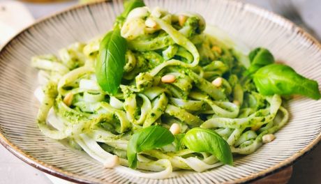 Makaron ryżowy z pesto z bazylii