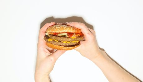 Niesłabnąca moda na pyszne burgery – co powinniśmy o nich wiedzieć?