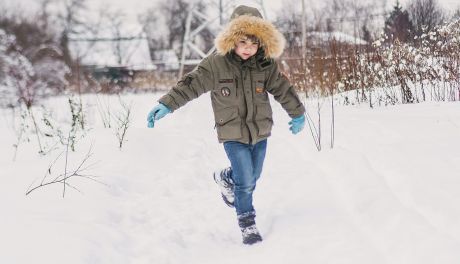 Jak skompletować strój narciarski dla dziecka, by zadbać o jego bezpieczeństwo, komfort cieplny i wygodę?