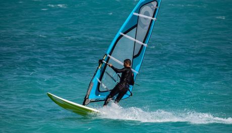 Jak zadbać o bezpieczeństwo przy windsurfingu i kitesurfingu?
